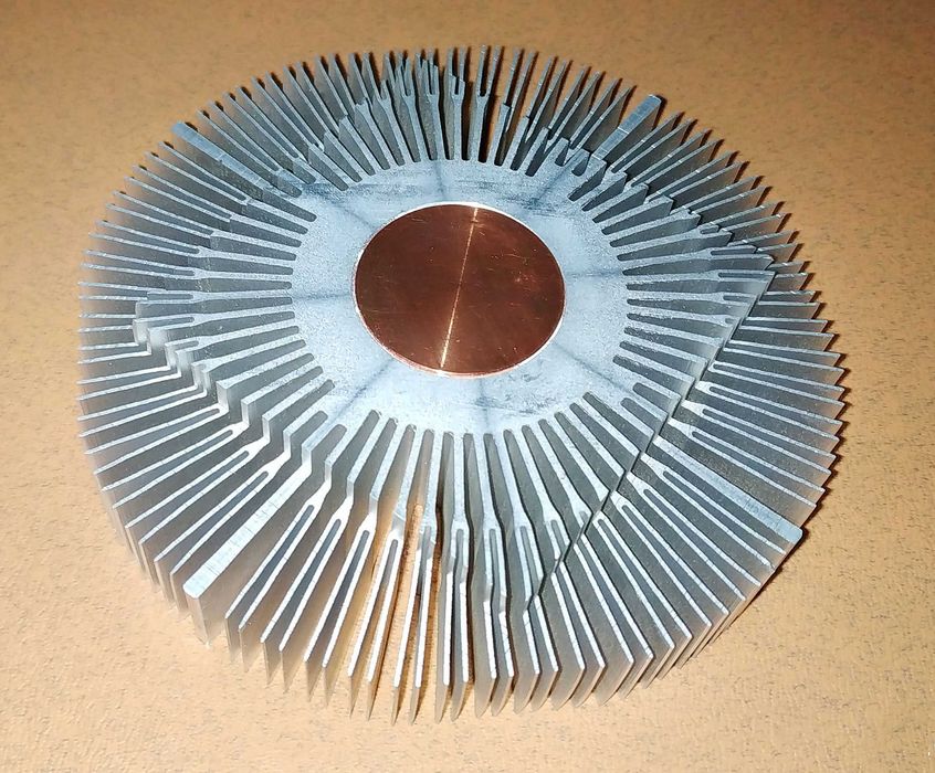 Кулер Intel и радиатор с медным пятаком.