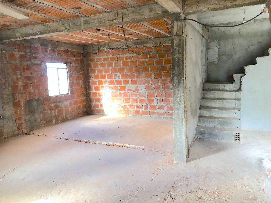 Terreno com 650m² e casa de 160m² para renovar em Azeitao