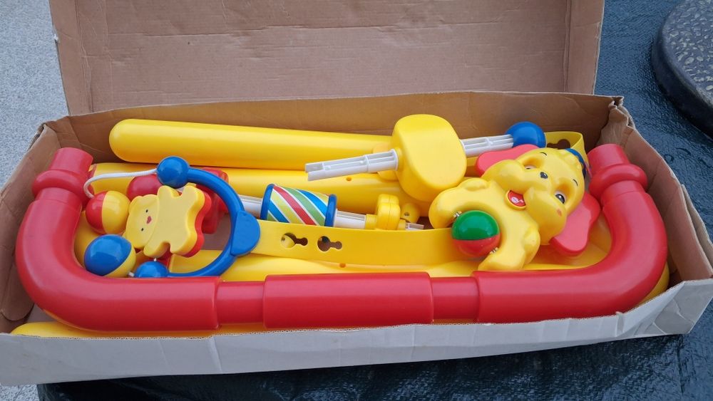 Ginásio  de bebé  e balde  de figuras geométricas