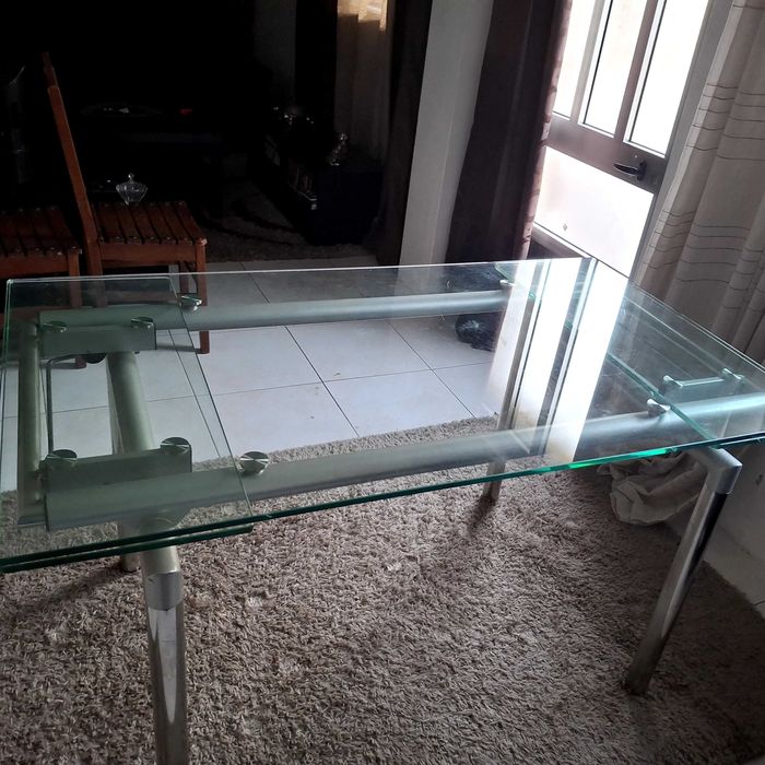 Mesa de jantar em vidro extensível