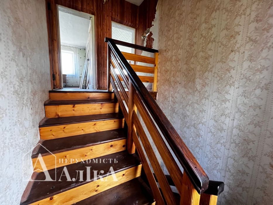 Продам двоповерхову частину будинку