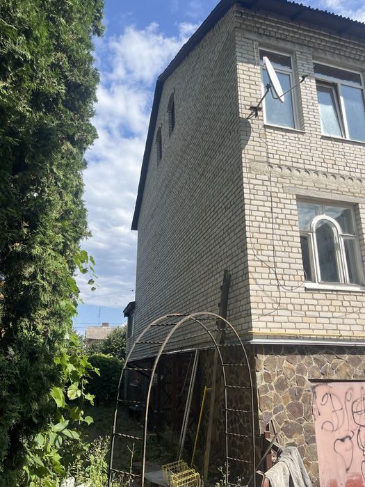 Продається  будинок на 4-ри квартири