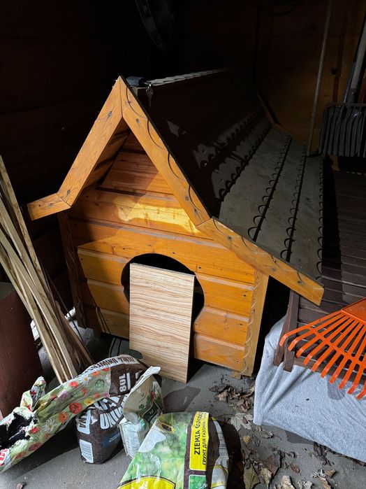 Buda dla psa, ocieplana z drzewa