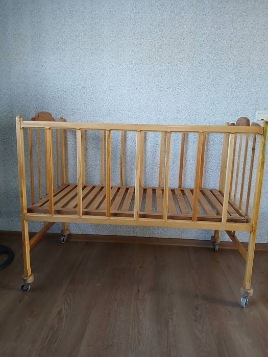 Дитяче ліжко дерев'яне