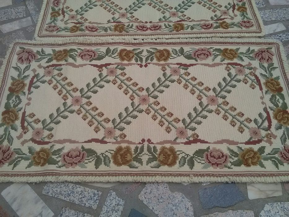 Quatro conjuntos de três tapetoes arraiolos para quarto novos