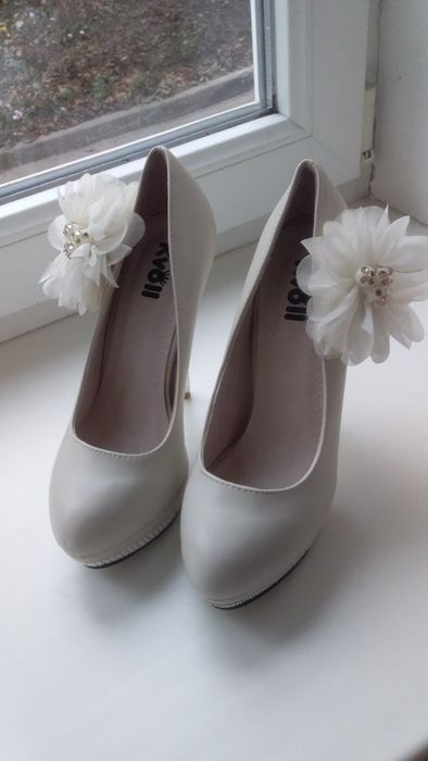 унікальні святкові туфлі нові кольору айворі 36 розмір. 23.5 см