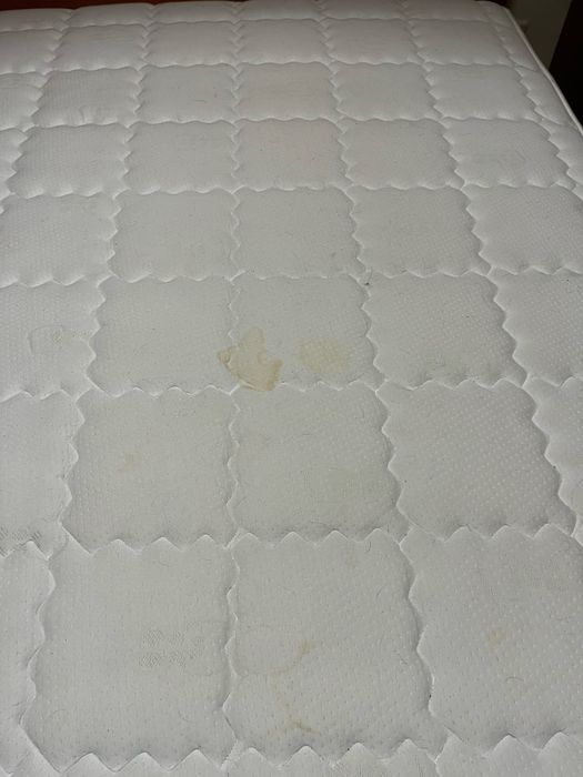 Cama de solteiro e meio em madeira maciça, colchão e estrado