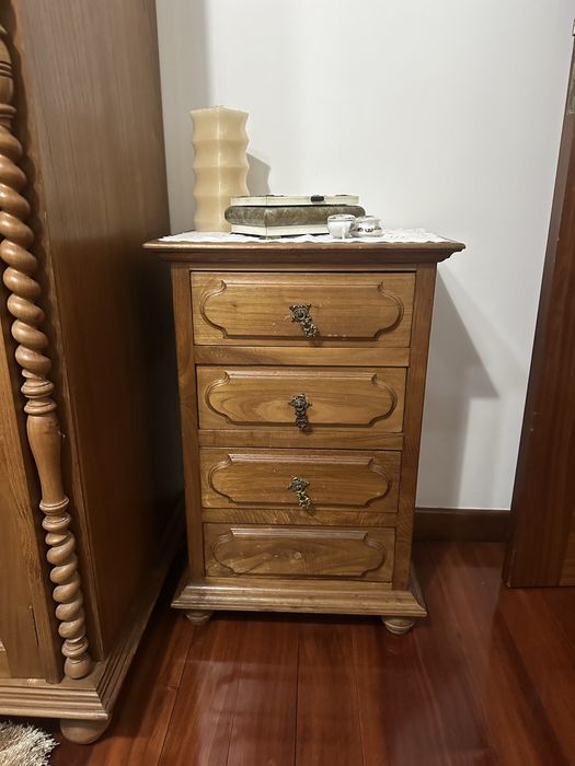 Quarto completo em madeira maciça de castanho
