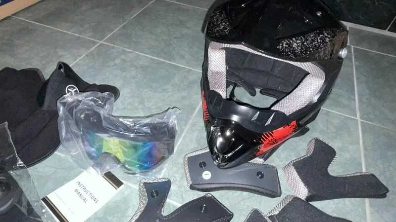 kask motocrossowy z akcesoriami
