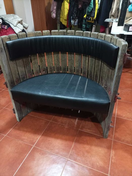 Banco feito de uma prensa das uvas