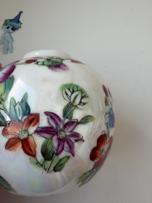 vaso de porcelana chinesa retro requintada, pintada à mão.