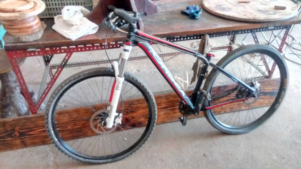 Conjunto de bicicleta de BTT e de estrada