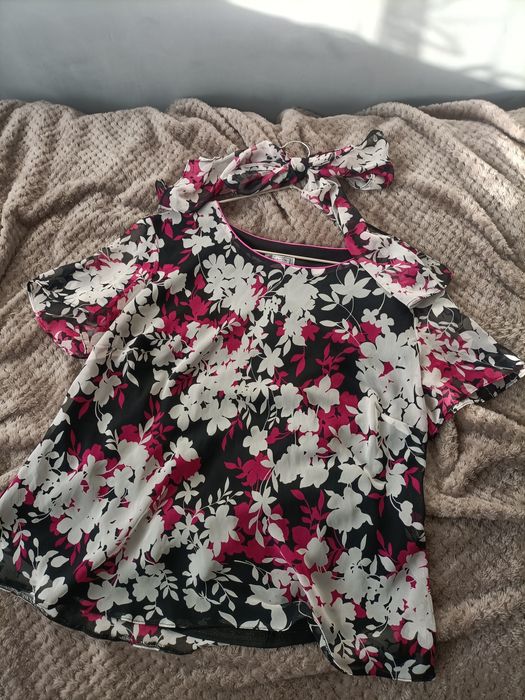 Elegancka bluzka w kwiaty z paskiem Debenhams