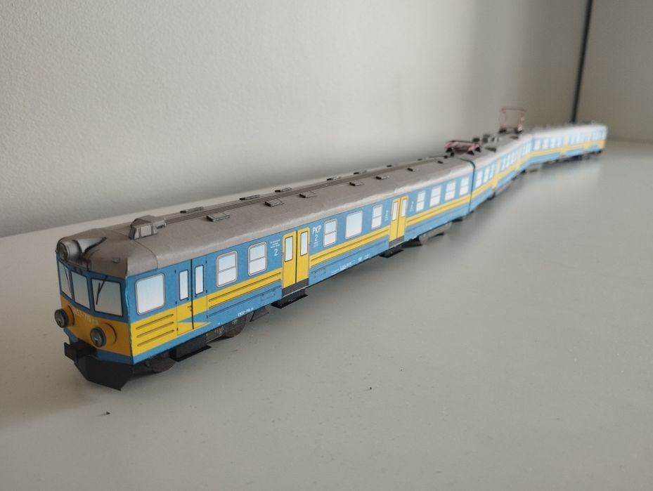 Model kartonowy zabawka pociąg miejski  długosc modelu 78cm autobus sz