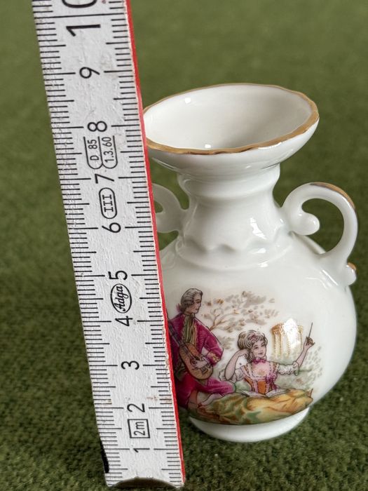Mini wazonik porcelanowy ze scenką