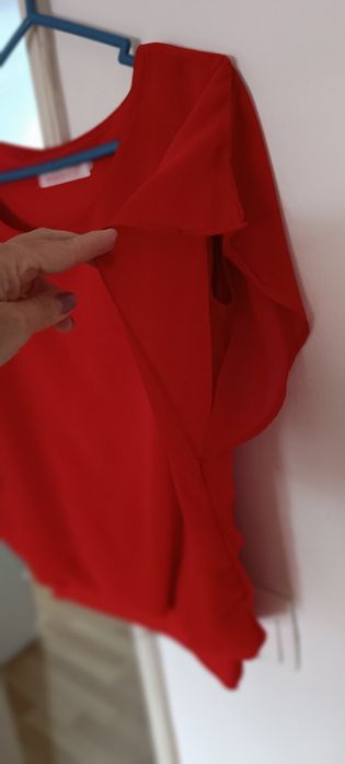 Camisola vermelha aberta de lado usada. Não tem etiqueta, mas veste M.