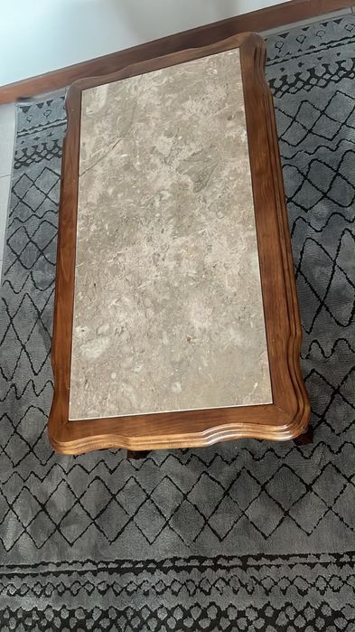 Mesa de madeira com tampo de mármore