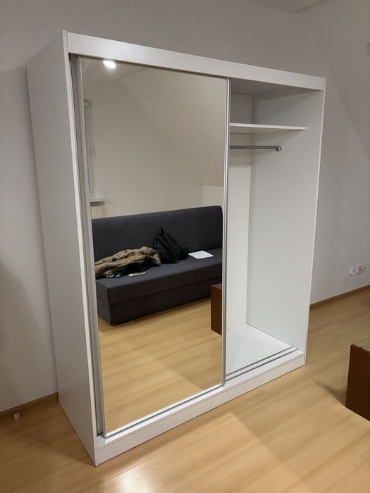 Szafa przesuwna z lustrem