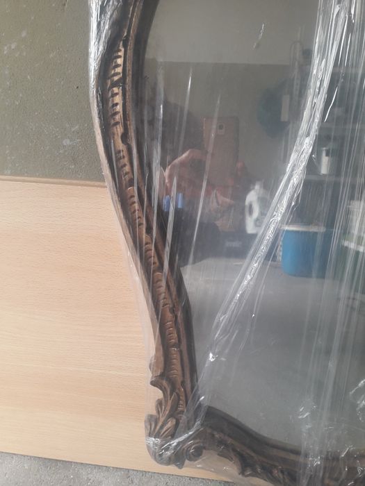 Espelho em talha dourado velho estilo vintage.