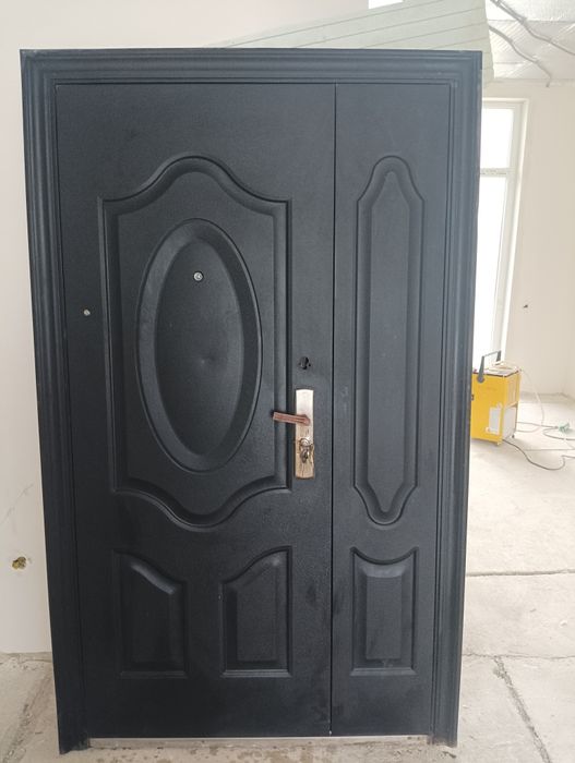 Вхідні  двохстворчості двері