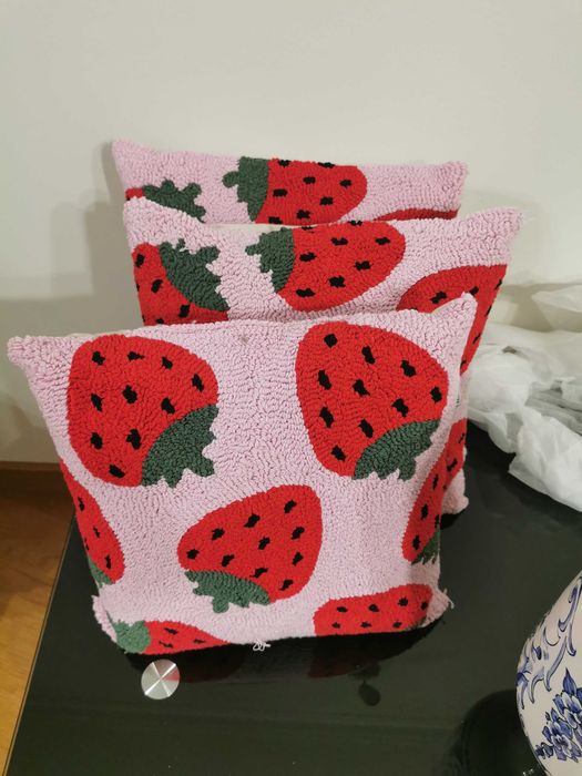 Almofadas co motivos morangos