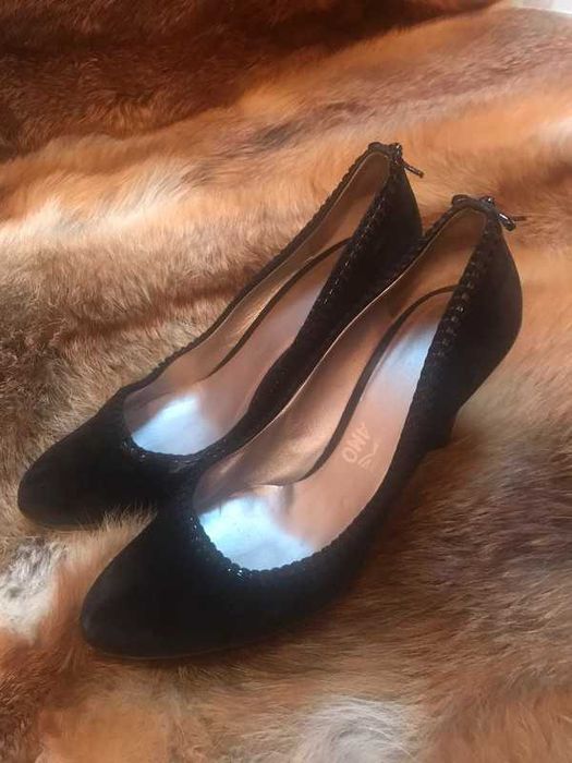 Eleganckie zamszowe czarne szpilki