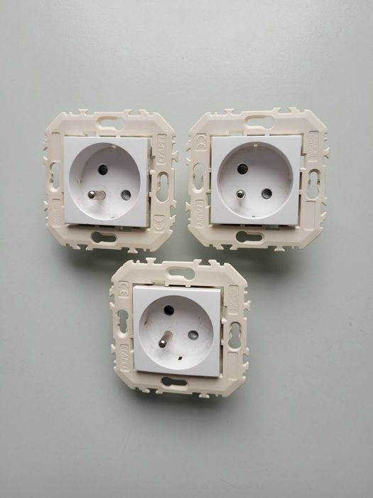 Gniazdo gniazdko pojedyncze z uziemieniem Efapel Quadro 45 białe