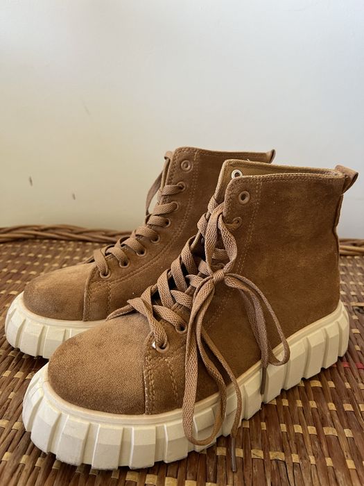 Tênis estiloso em camurça