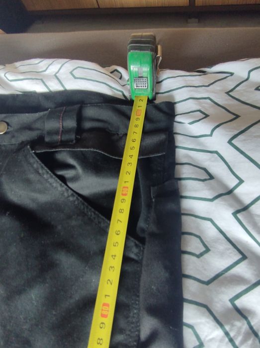 Profesjonalne spodnie robocze z wkładkami na kolana firmy BLUEWEAR