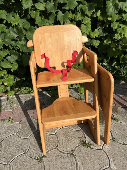 Деревʼяний столик для годування