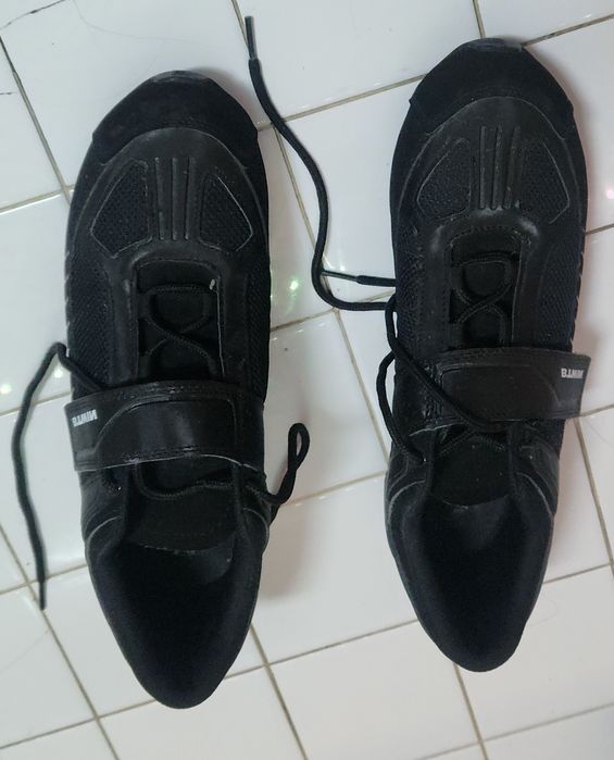 Sapatos de ciclista como novos