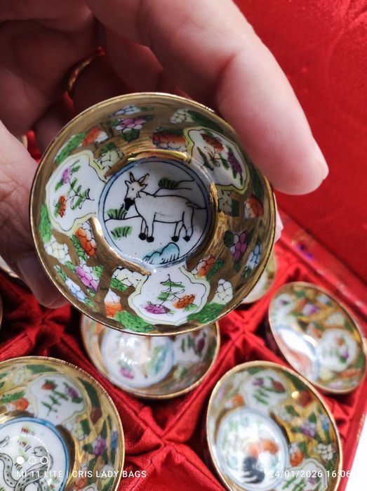 12 Chávenas com os 12 signos chineses e calendário chinês do ano 1979