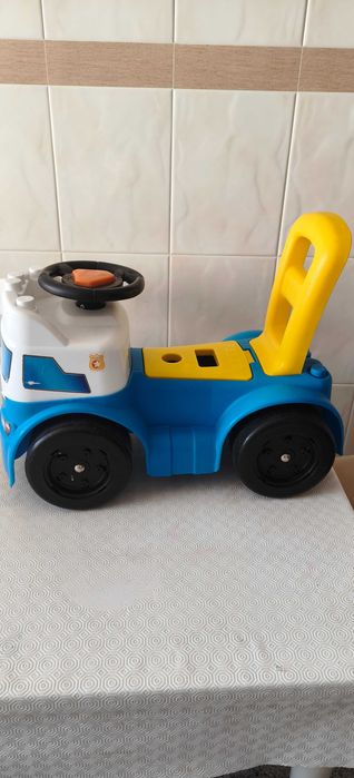 carrinho infantil azul e amarelo em perfeito estado