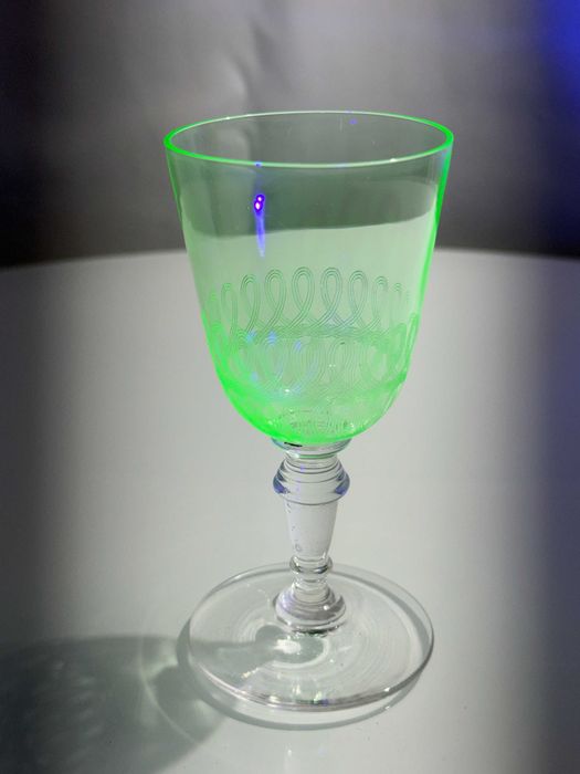Antyczny kielich ze szkła uranowego – secesja – świeci w UV