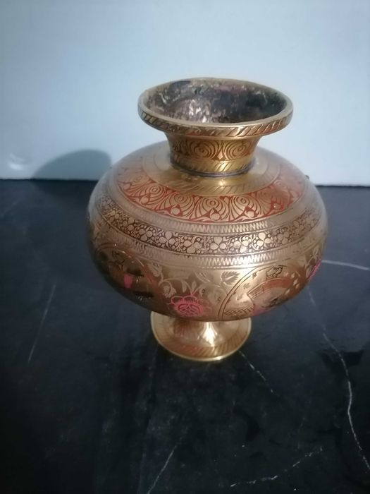 vaso de latao indiano conhecido como chambo ou lota