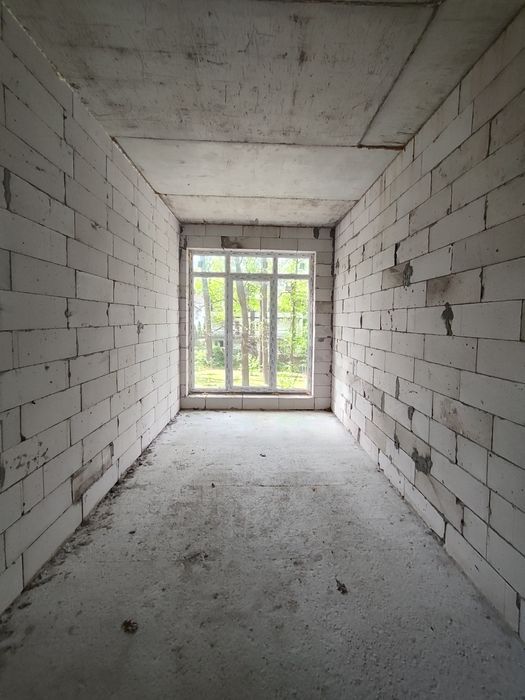 Крайній таун з великою ділянкою в центрі Бучі, дуже гарна тераса