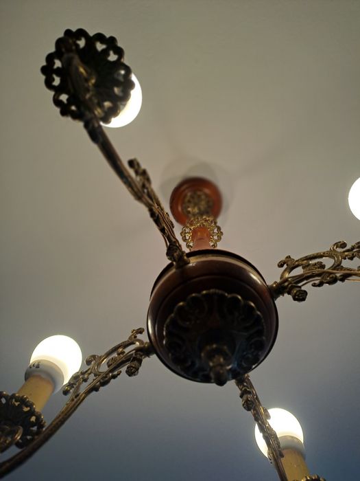 Piękny 4 ramienny żyrandol, mosiądz i drewno