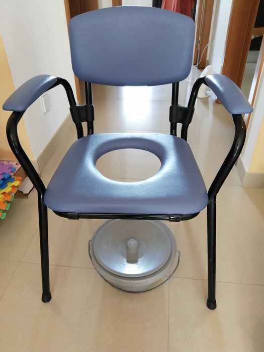 Cadeira de Banho acolchoada com Sanita Portátil