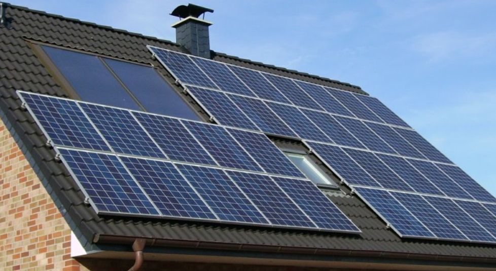 Панелі акамулятори інвертори сонячні станції.