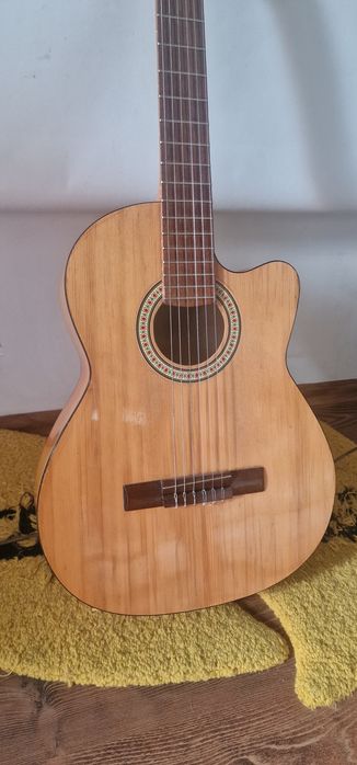 Акустическая гитара