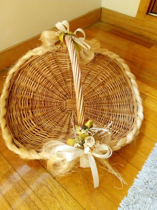 Cesto em verga para lembranças.