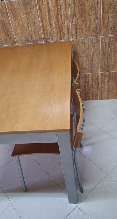 Mesa de cozinha e duas cadeiras