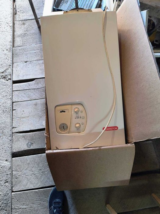 Котел газовий, двоконтурний, димоходний.  Ariston uno, C 24