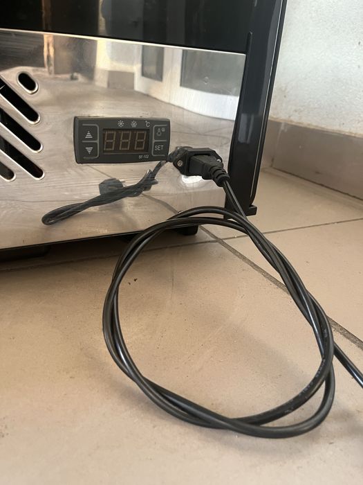 Холодильна Вітрина Кондитерська-Десертна Frosty-Італія 120 літрів