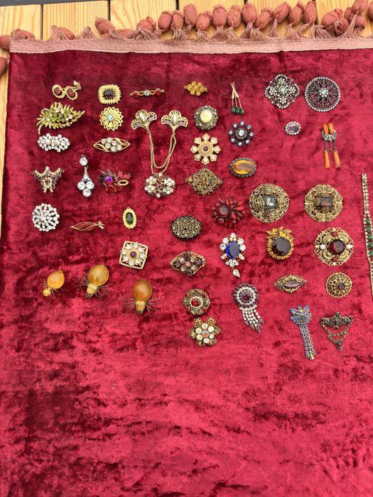 Броши , бусы , бижутерия разная ,