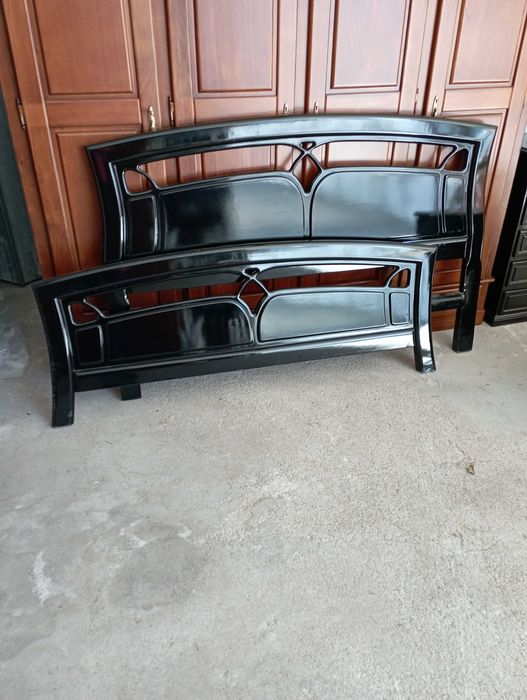 Cama pintada de preto, com 1 camiseiro pequeno 3gav.1 alto 5 gavetas