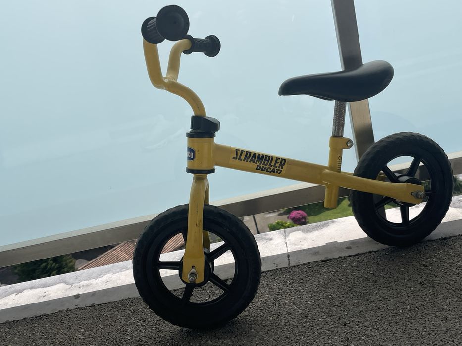 Bicicleta de equilibrio - criança