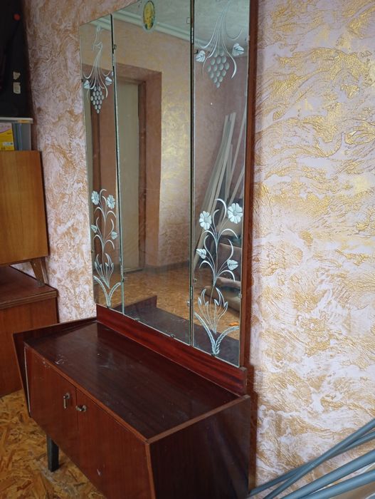 Дзеркало треляж тумбочка меблі