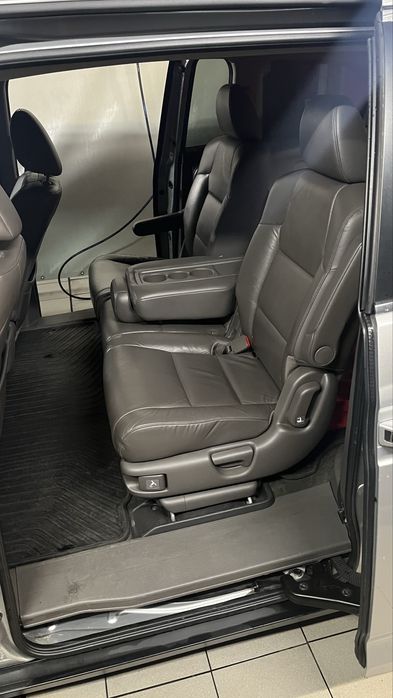 Honda Odyssey 2011 року 3,5(бензин)максимальна комплектація