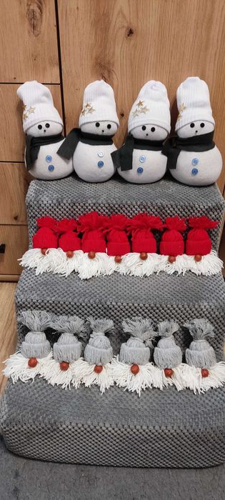 Ręcznie robione ozdoby świąteczne – Bałwanki i Mikołaje z włóczki.